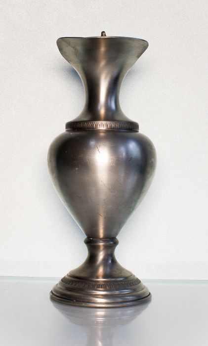 CÍNOVÁ KARAFA – detail 1