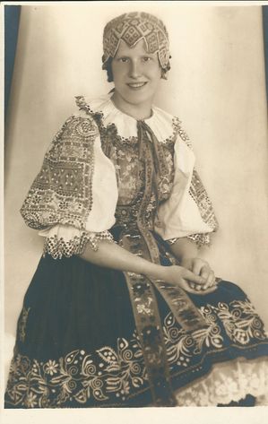 milence DÍVKA V KROJI pohlednice