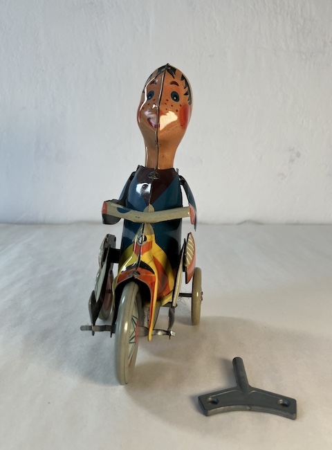 KLUK NA TŘÍKOLCE - PLECHOVÁ HRAČKA S PRUŽINOVÝM STROJKEM – detail 2