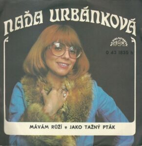 NAĎA URBÁNKOVÁ – MÁVÁM RŮŽÍ / JAKO TAŽNÝ PTÁK (SP)