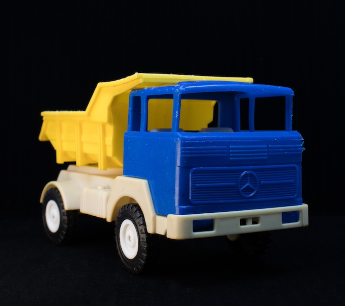 PLASTOVÉ AUTÍČKO MERCEDES – detail 1