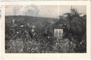 POHLED NA PRAHU S PETŘÍNSKOU ROZHLEDNOU V POZADÍ pohlednice