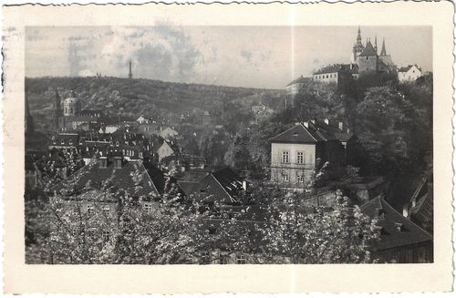 POHLED NA PRAHU S PETŘÍNSKOU ROZHLEDNOU V POZADÍ pohlednice