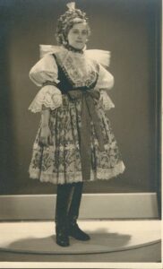 DÍVKA V KROJI – ŠIBŘINKY 1939 pohlednice