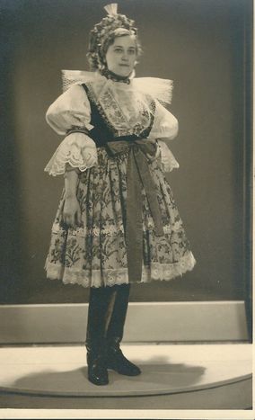 DÍVKA V KROJI – ŠIBŘINKY 1939 pohlednice