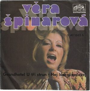VĚRA ŠPINAROVÁ – GRANDHOTEL U TŘÍ STRUN / HEJ LÁSKO, NEČEKEJ (SP)