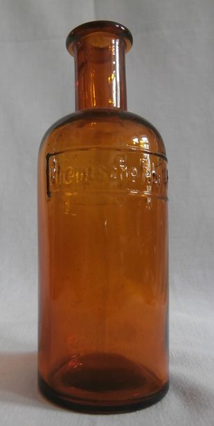 sk26 LAHVIČKA S NÁPISEM CHEMISCHE FABRIK FLÖRSHEIM DR. H. NOERDLINGER A. G.