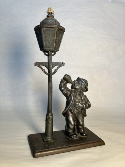 PIJÁK POD LAMPOU – detail 1