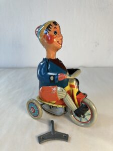 KLUK NA TŘÍKOLCE – PLECHOVÁ HRAČKA S PRUŽINOVÝM STROJKEM