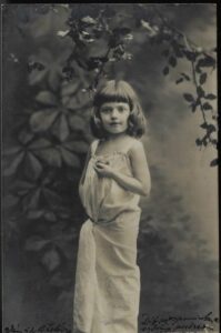 STARÁ FOTOPOHLEDNICE: DÍVKA S JABLKEM pohlednice