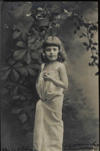 STARÁ FOTOPOHLEDNICE: DÍVKA S JABLKEM pohlednice