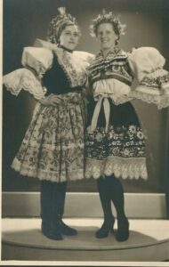 DVĚ DÍVKY V KROJÍCH pohlednice