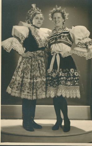 DVĚ DÍVKY V KROJÍCH pohlednice