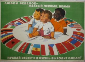 LJUBOJ REBENOK – ŽELTYJ, ČERNYJ, BĚLYJ