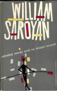ODVÁŽNÝ MLADÝ MUŽ NA LÉTAJÍCÍ HRAZDĚ – William Saroyan