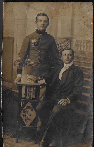 STARÁ FOTOGRAFIE: DVA MUŽI U STOLKU pohlednice