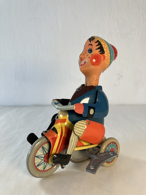 KLUK NA TŘÍKOLCE - PLECHOVÁ HRAČKA S PRUŽINOVÝM STROJKEM – detail 3