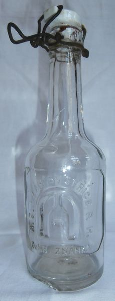 LAHEV S NÁPISEM A. SLEZÁK BYSTŘICE P. H. S PORCELÁNOVÝM UZÁVĚREM