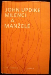 MILENCI A MANŽELÉ – John Updike