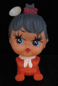 STARÁ GUMOVÁ HRAČKA S PŘÍSAVKOU – DÍVKA V ORANŽOVÝCH ŠATECH