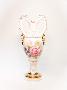 KERAMICKÁ VÁZA SE ZLATÝM ZDOBENÍM A KVĚTINAMI