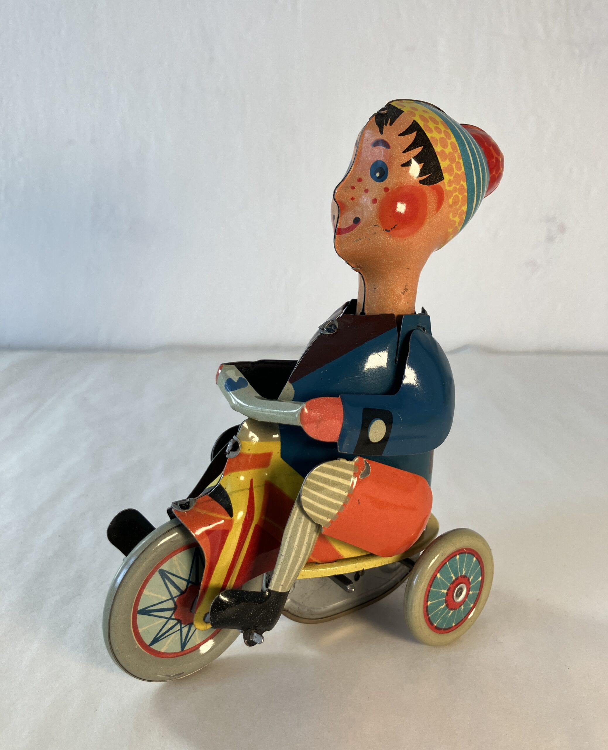 KLUK NA TŘÍKOLCE - PLECHOVÁ HRAČKA S PRUŽINOVÝM STROJKEM – detail 1