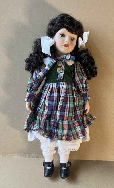 PORCELÁN HOLKAA PORCELÁNOVÁ PANENKA V KOSTKOVANÝCH ŠATECH