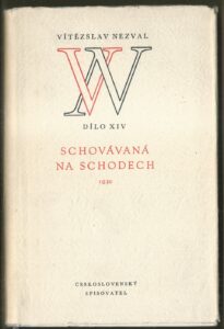 SCHOVÁVANÁ NA SCHODECH