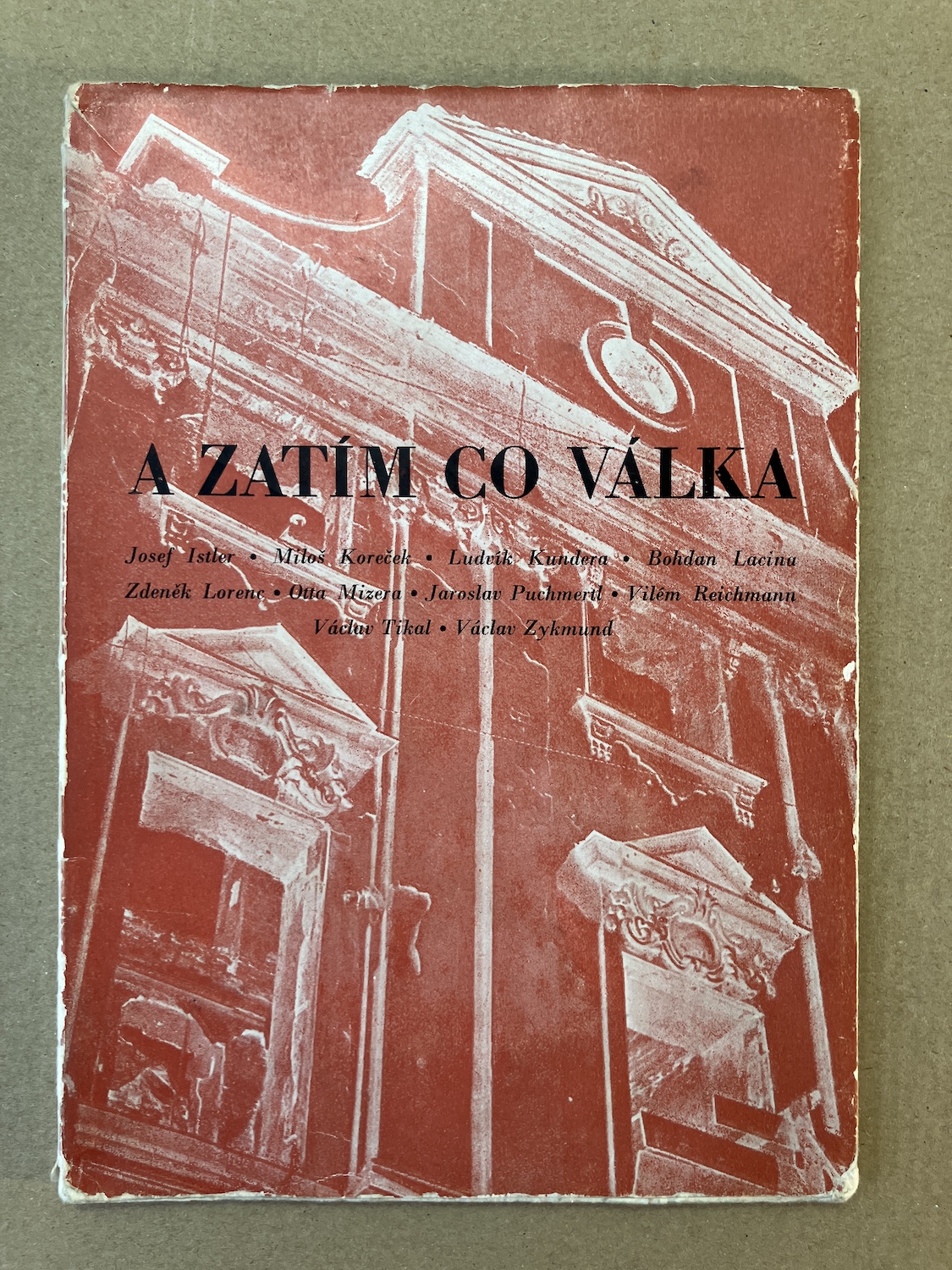 A ZATÍM CO VÁLKA